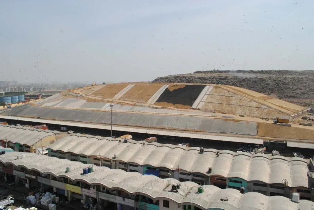 Erosion protection for landfill encasement slope using StrataGrid® Geogrid