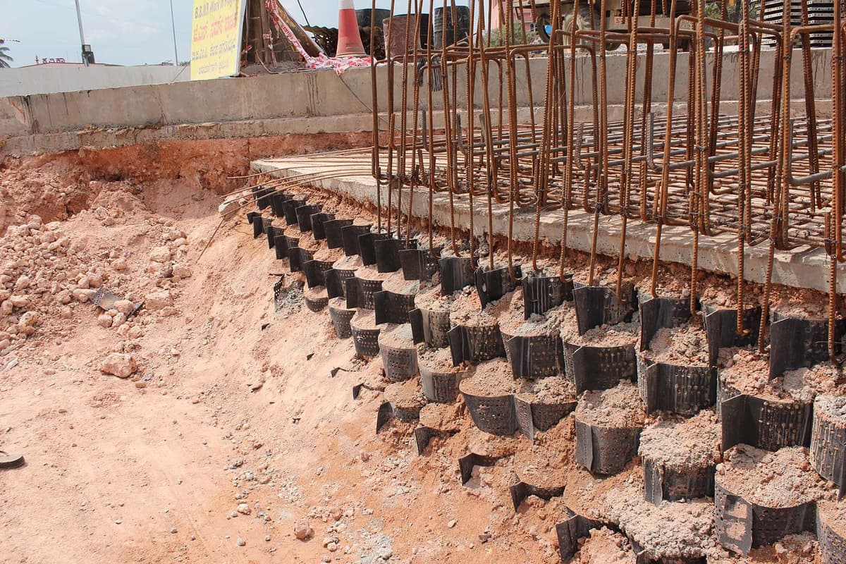 Gravity retaining wall construction with StrataWeb® geocells