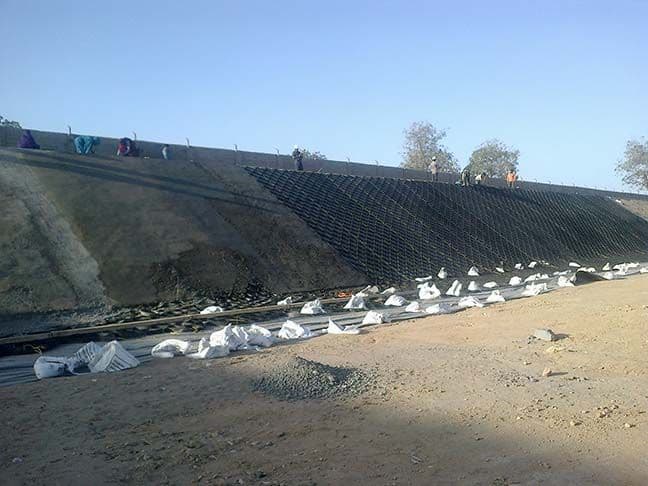 Slope erosion protection of bridge approach embankment using StrataWeb® geocells