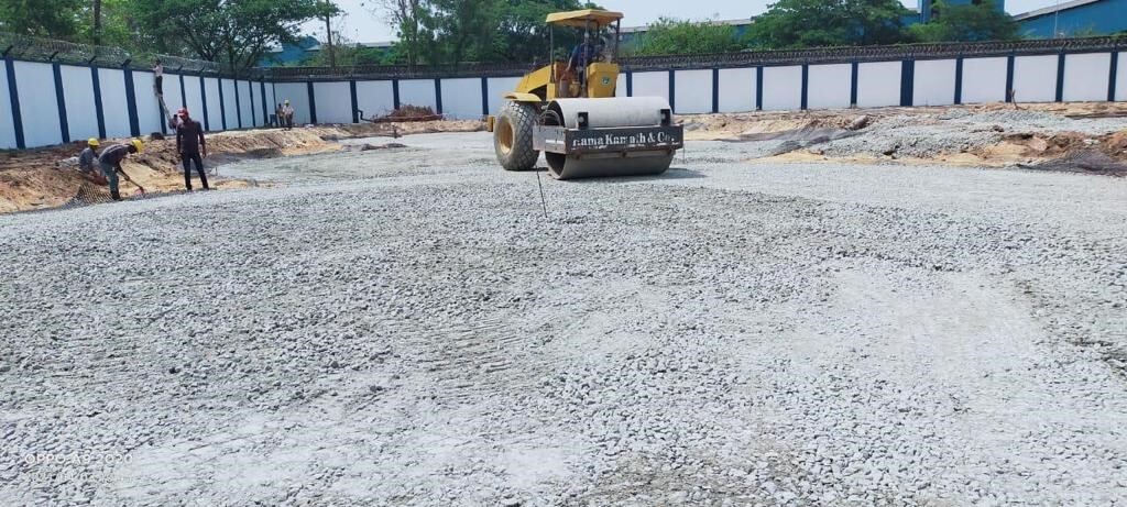 Bituminous layer for tank foundation stabilisation