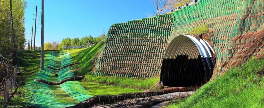 Green fascia vegetation for roadways using StrataGrid™ geogrid and StrataWeb® geocells to increase energy efficiency.