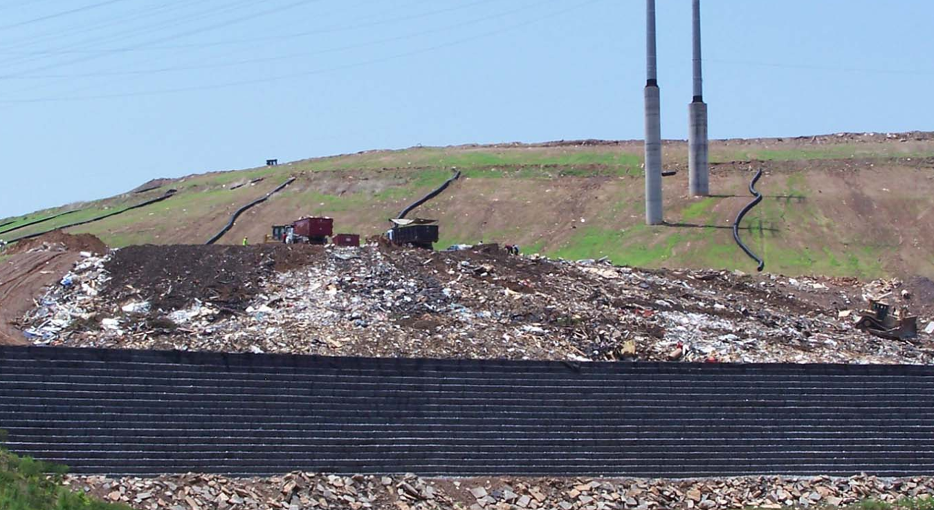 Reinforced soil structure for landfills with StrataSlopeTM system