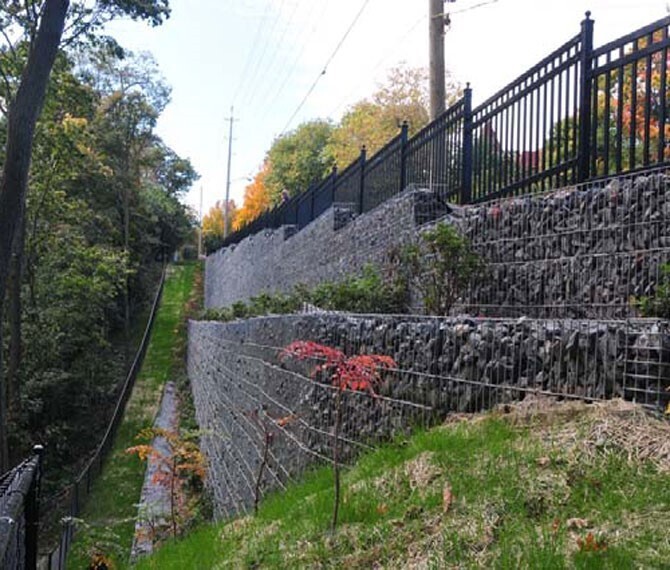 Gabion wall for flexibility and proper drainage in slope stabilisation and erosion control