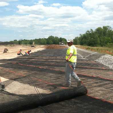 StrataGrid™uniaxial geogrids used in landfill liners to prevent leachate migration